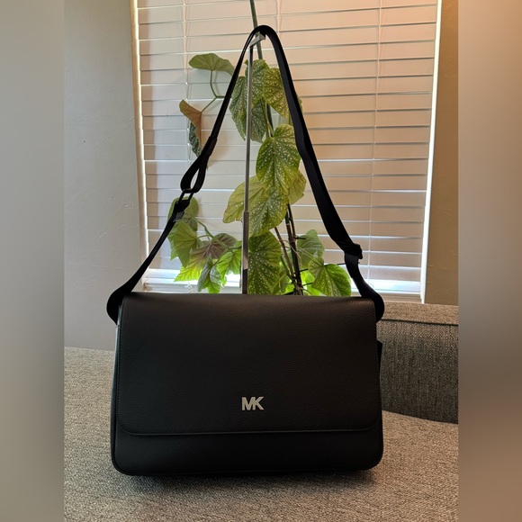 NWT Michael KORS Everett leather Flap 15”x10”x13”Messenger Crossbody Bag-Black